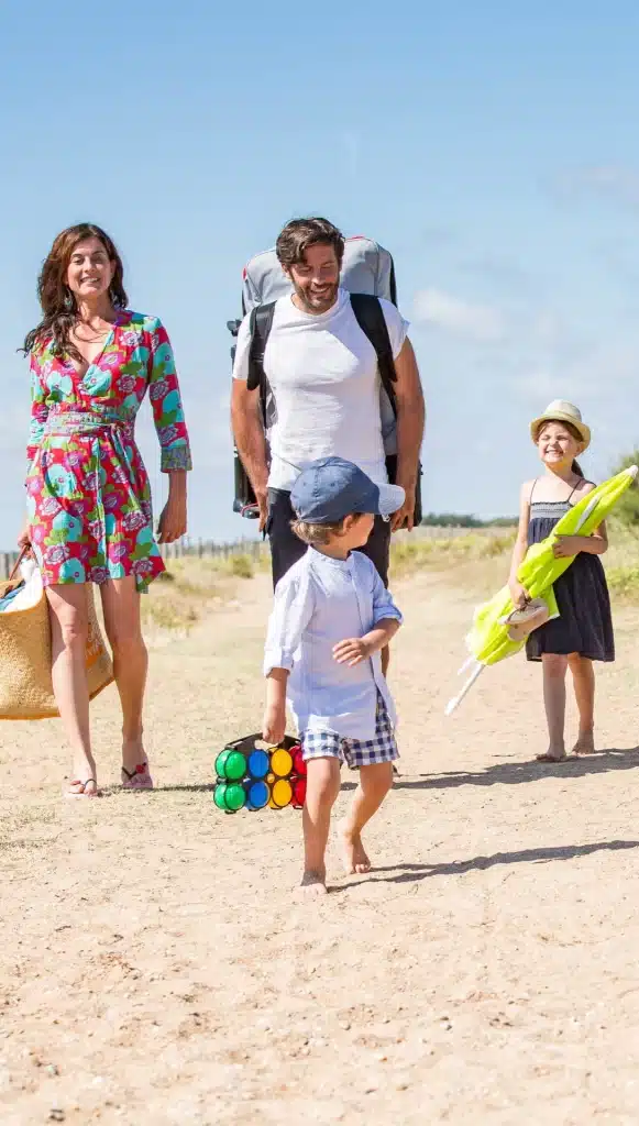 Camping en bord de mer en Vendée avec accès direct à la plage et emplacements sous les pins

