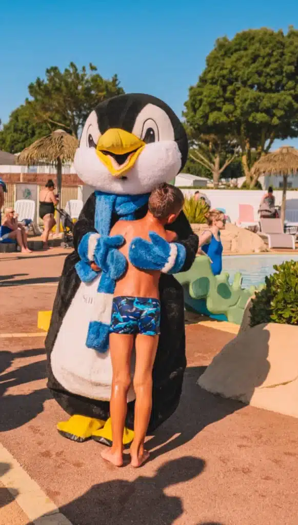 Famille en vacances dans un camping 5 étoiles à Saint-Hilaire-de-Riez, avec mobil-home et espace de jeux