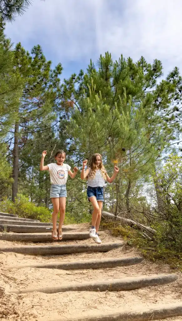 Famille en balade dans la forêt de pins à Saint-Hilaire-de-Riez, près du camping Le Château.