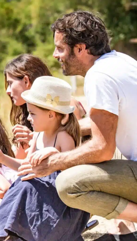 Famille en vacances dans un camping à Saint-Hilaire-de-Riez, moment convivial en plein air.