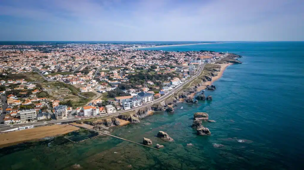 Bord de mer à Saint-Hilaire-de-Riez, à 10 minutes du camping Le Château, destination vendéenne idéale pour des vacances familiales en bord d’océan Atlantique.