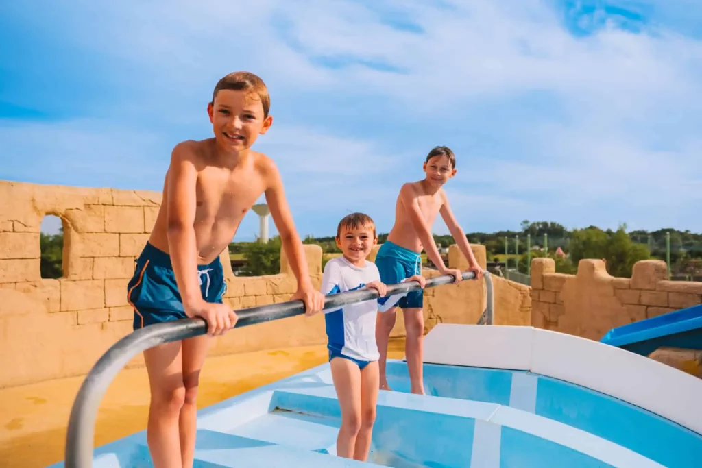 Barrière de sécurité installée autour de la piscine d’un camping en Vendée, avec vue sur les transats et le bassin sécurisé.