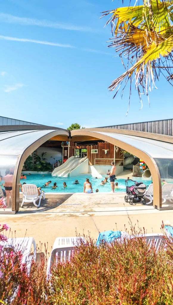 Parc aquatique en Vendée avec toboggans, jets d’eau et bassins pour enfants et adultes.