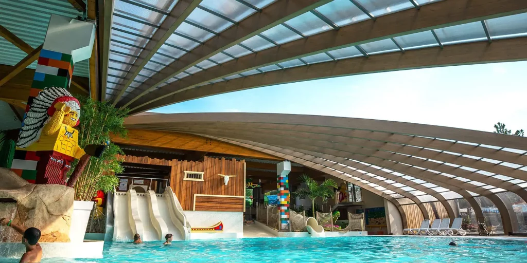 Piscine ludique à thème LEGO dans un camping en Vendée, avec jeux d’eau colorés pour enfants.