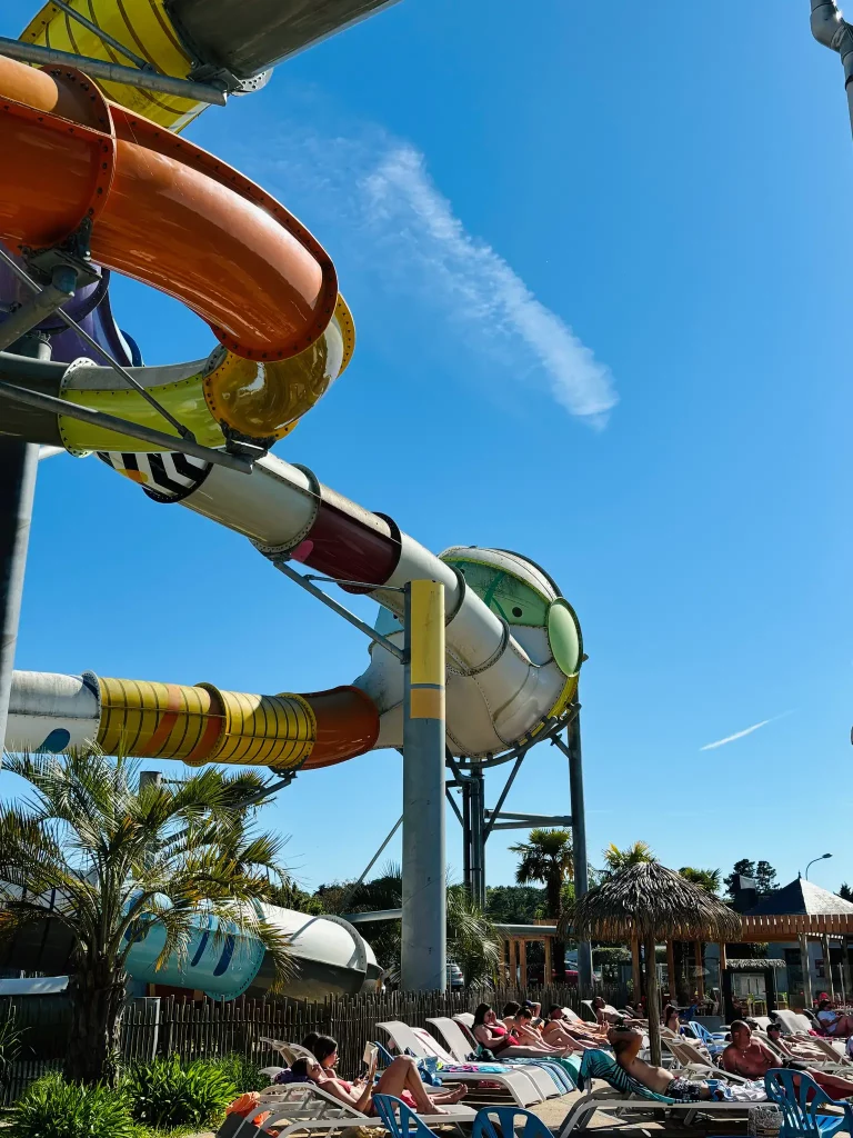 Toboggans aquatiques dans la piscine du camping Le Château à Saint-Hilaire-de-Riez