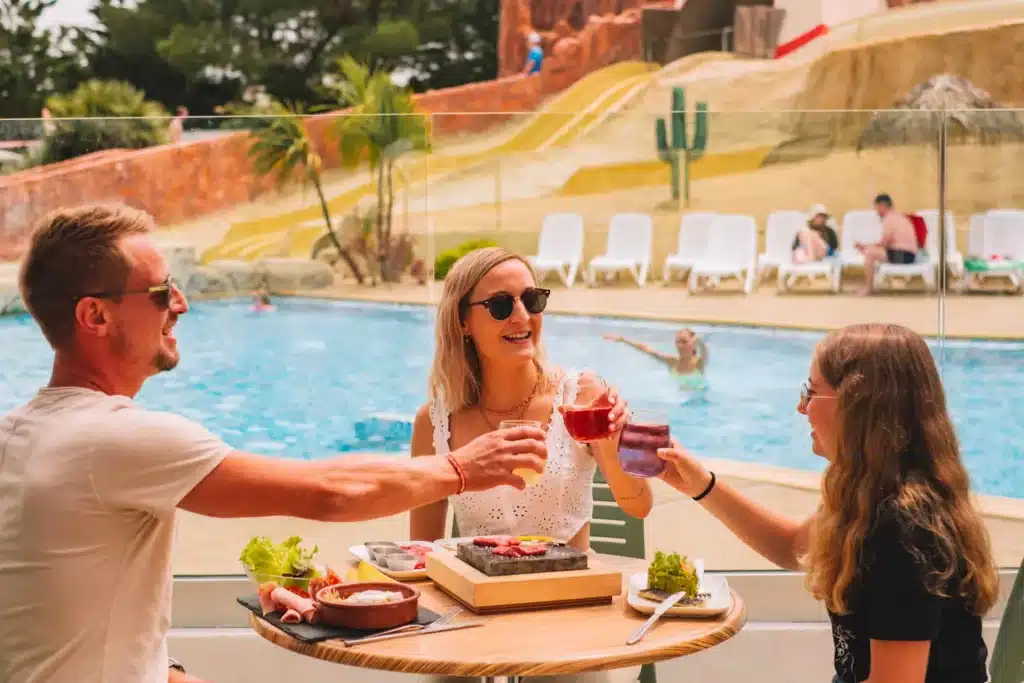 Moment de détente et apéritif en terrasse au bord de la piscine du camping Acapulco à Saint-Jean-de-Monts.