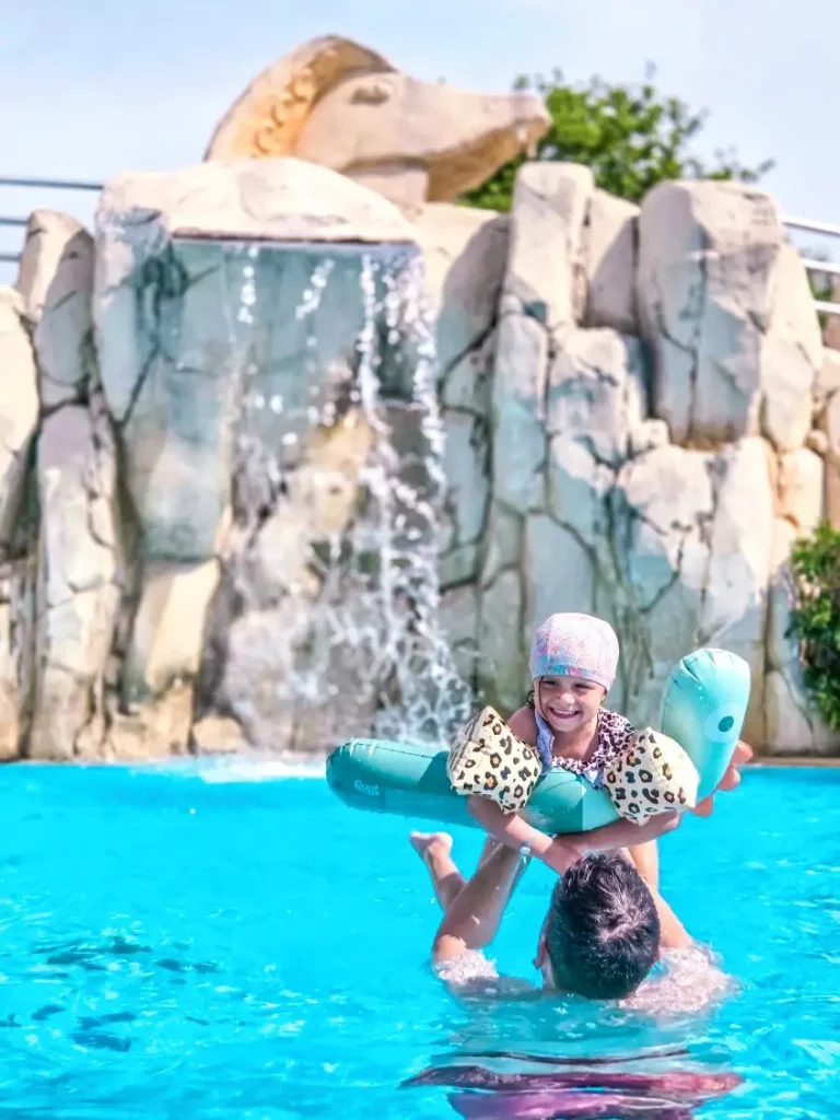 Un père et sa famille s’amusant dans l’espace aquatique du camping Le Château à Saint-Hilaire-de-Riez