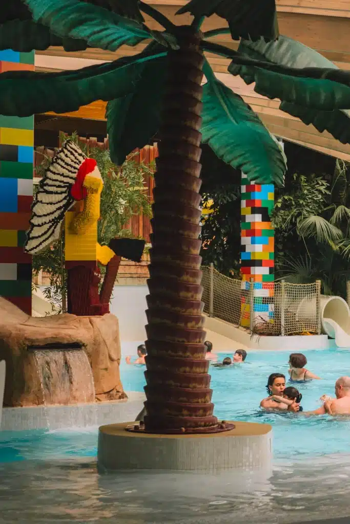 Piscine couverte à thème LEGO du camping Acapulco à Saint-Jean-de-Monts, espace aquatique ludique pour enfants.