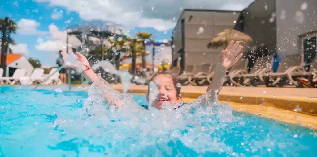 Au Camping Le Château à Saint-Hilaire-de-Riez, la piscine est le cœur de la détente et des rires. Petits et grands profitent d’un espace aquatique sécurisé, avec bassins adaptés aux enfants et adultes.