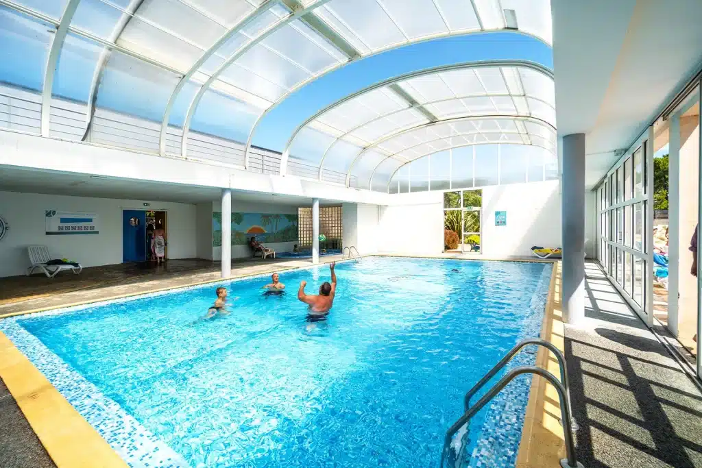 Piscine intérieure chauffée du camping Les Genêts à Saint-Jean-de-Monts, en Vendée.