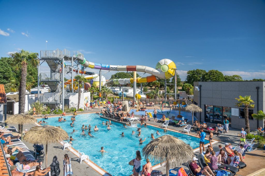 Parc aquatique idéale pour les familles avec toboggans et animations variées pour tous les âges