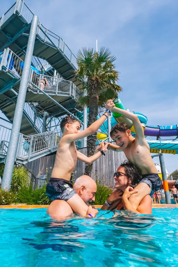 L'espace aquatique du camping Le Château et ses toboggans à sensations