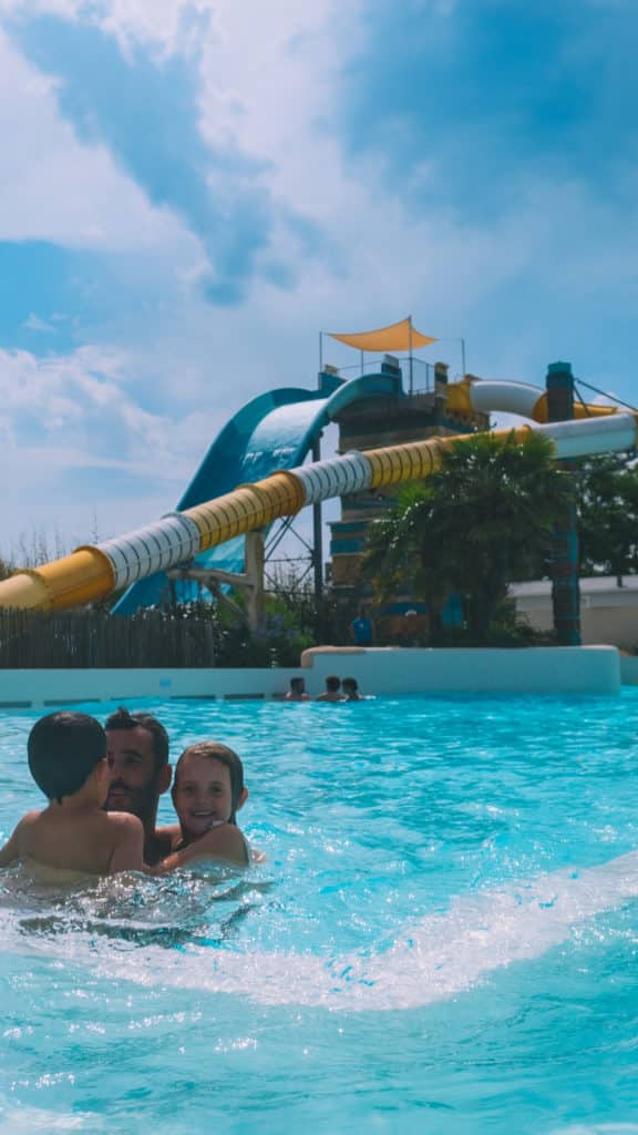 L'espace aquatique du camping Acapulco et ses toboggans à sensations