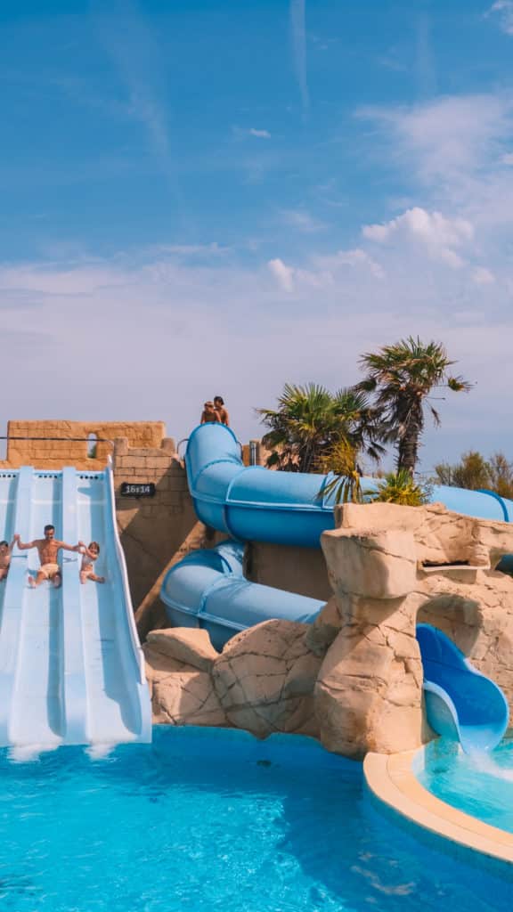 L'espace aquatique du camping Acapulco et ses toboggans à sensations