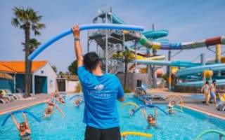 Séance d'aquafun dans la piscine du Camping Le Château Sun Marina à Saint-Hilaire-de-Riez.