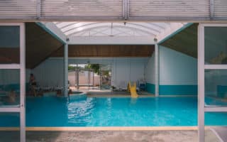 L'espace aquatique du camping Le Château et ses toboggans à sensations