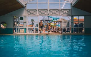 Piscine couverte chauffée du Camping Le Château Sun Marina à Saint-Hilaire-de-Riez en Vendée.