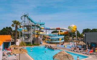 Parc aquatique avec piscines et toboggans du Camping Le Château à Saint-Hilaire-de-Riez
