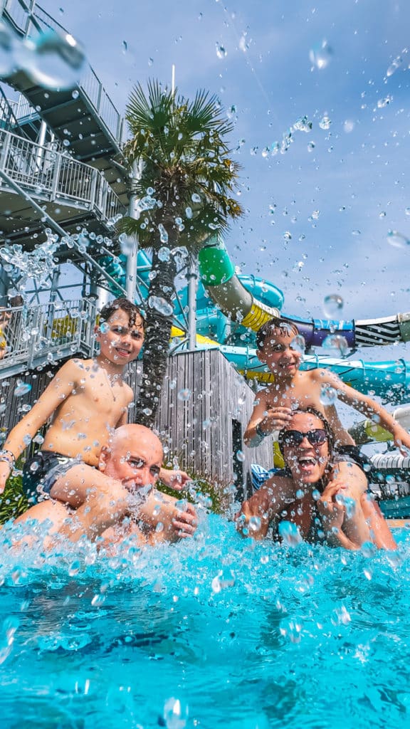 Famille s’amusant et s’éclaboussant dans la piscine du Camping Le Château à Saint-Hilaire-de-Riez
