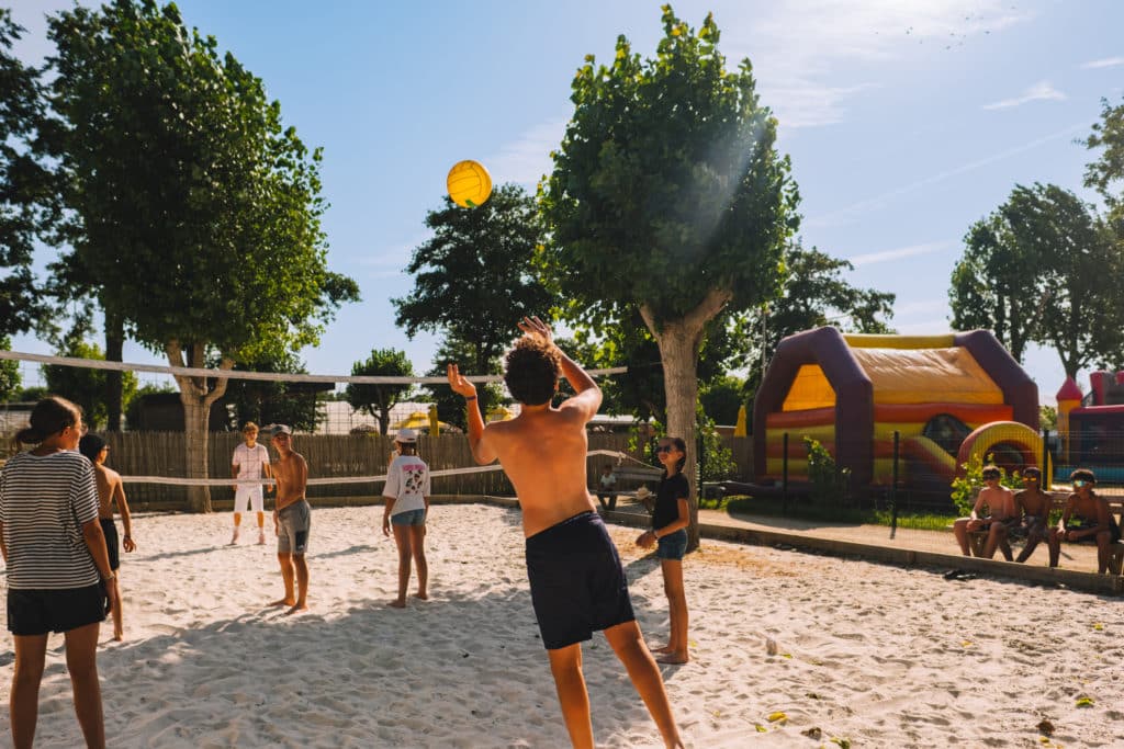 Vacanciers participant à un tournoi de volley-ball au Camping Le Château à Saint-Hilaire-de-Riez