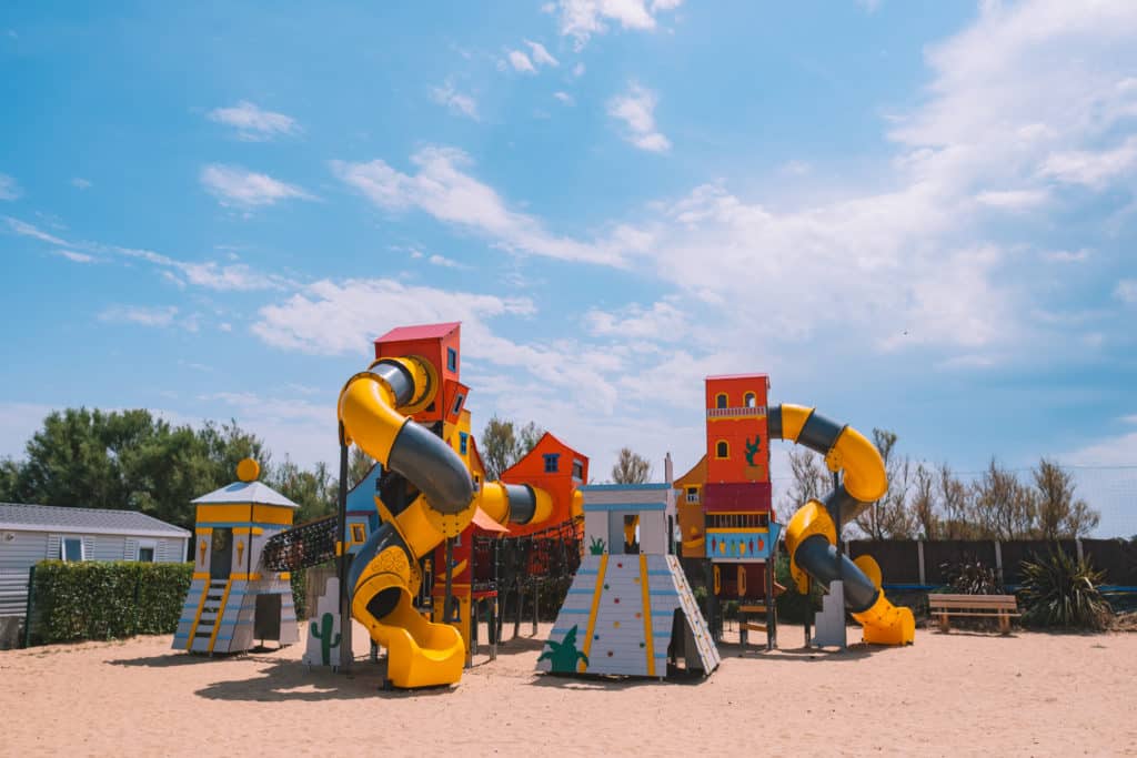 Enfants jouant dans l’aire de jeux du Camping Acapulco à Saint-Jean-de-Monts