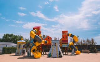 Enfants jouant dans l’aire de jeux du Camping Acapulco à Saint-Jean-de-Monts