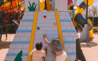 Enfants jouant dans l’aire de jeux du Camping Acapulco à Saint-Jean-de-Monts