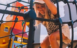 Enfants jouant dans l’aire de jeux du Camping Acapulco à Saint-Jean-de-Monts