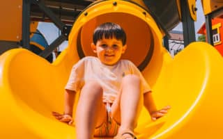 Enfants jouant dans l’aire de jeux du Camping Acapulco à Saint-Jean-de-Monts