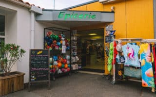 Épicerie du Camping Les Genêts à Saint-Jean-de-Monts en Vendée Légende : Tout ce qu’il vous faut pour vos vacances, directement au camping !