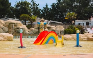 Vacanciers profitant de la piscine du Camping Les Genêts à Saint-Jean-de-Monts