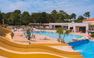 Vacanciers profitant de la piscine du Camping Les Genêts à Saint-Jean-de-Monts