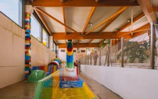 Vacanciers profitant de la piscine du Camping Les Genêts à Saint-Jean-de-Monts