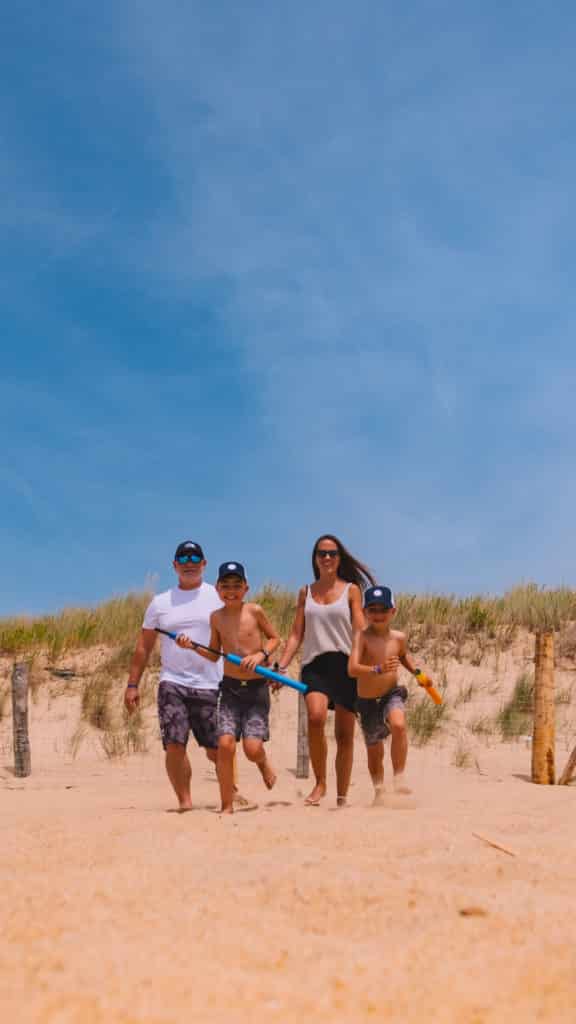 Vacanciers profitant de la plage près du Camping Les Genêts à Saint-Jean-de-Monts