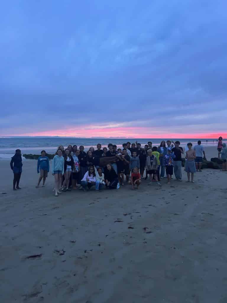 Adolescents du Club Ados du Camping Acapulco lors d’une soirée à la plage à Saint-Jean-de-Monts