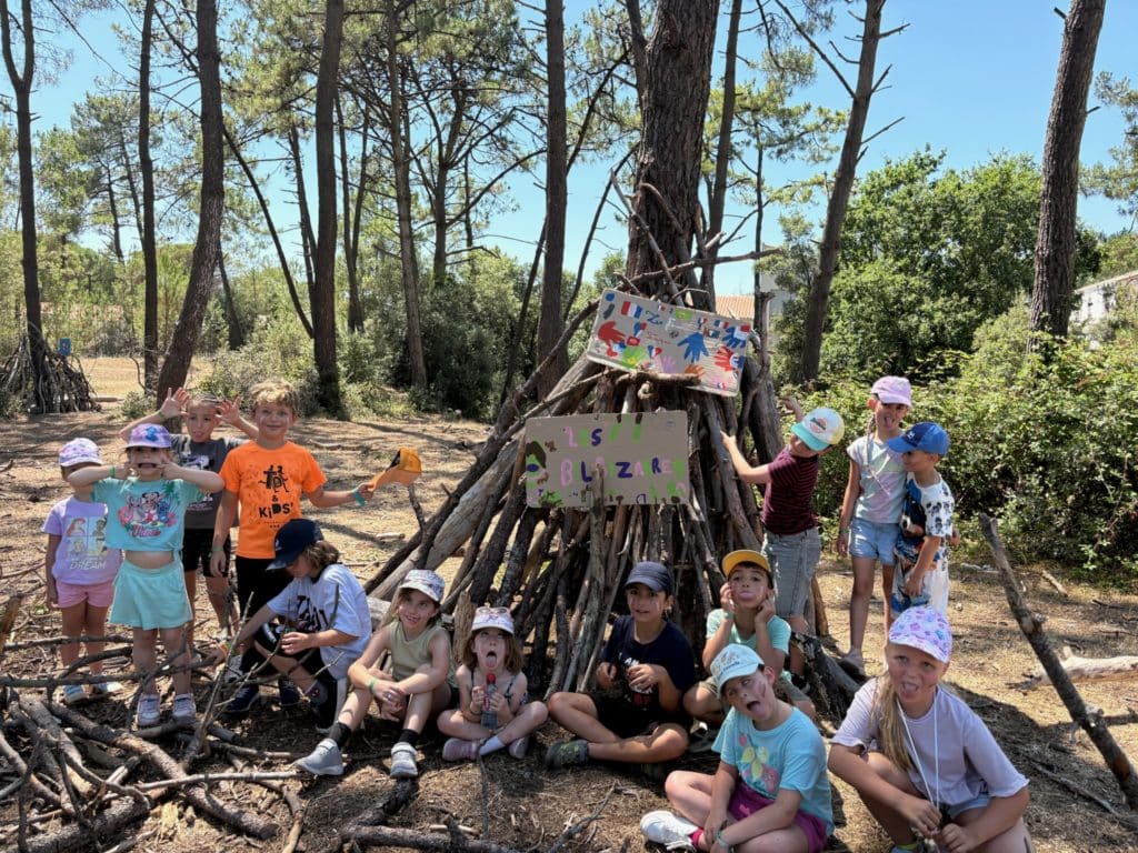 Enfants du Club Enfants du Camping Acapulco lors d’une sortie entre forêt et plage à Saint-Jean-de-Monts