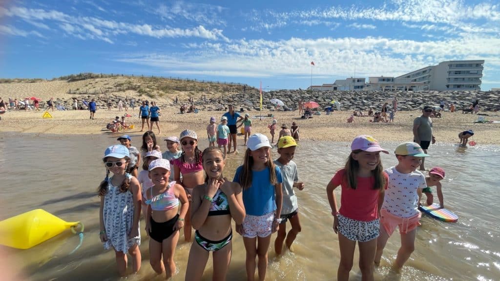 Enfants du Club Enfants du Camping Acapulco lors d’une sortie entre forêt et plage à Saint-Jean-de-Monts