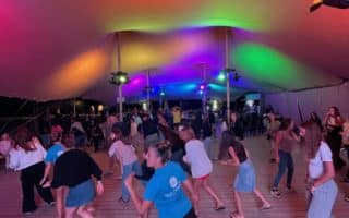 Vacanciers lors d’une soirée dansante à l’Hacienda du Camping Acapulco à Saint-Jean-de-Monts