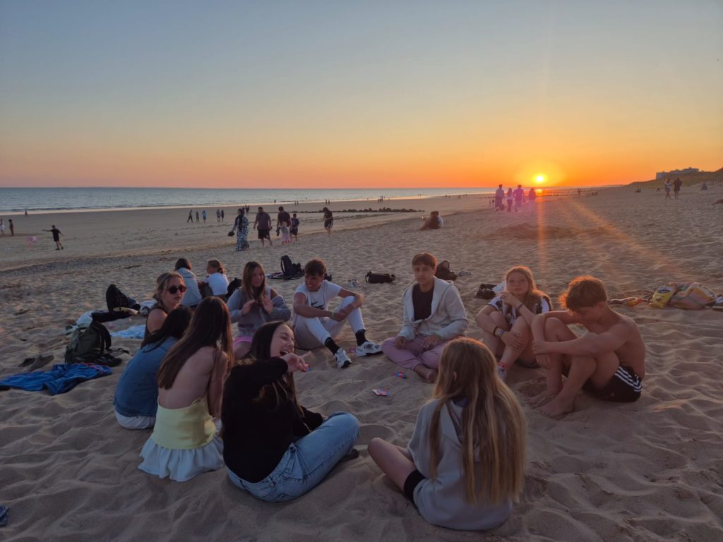 Adolescents du Club Ados du Camping Acapulco lors d’une soirée à la plage à Saint-Jean-de-Monts